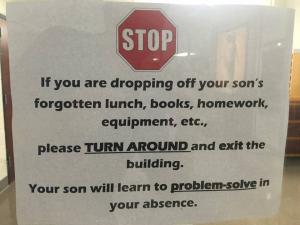 Skolpolicyn förbjuder föräldrar att lämna saker till sina barn