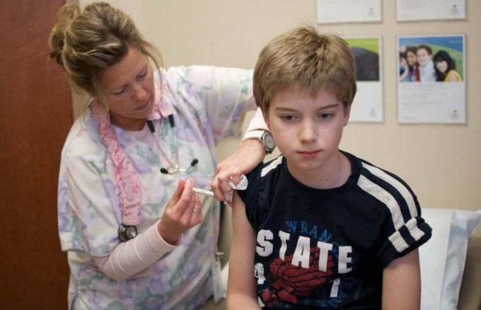 copil care primește vaccinare