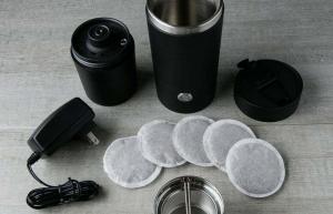 GoJoe é uma caneca de viagem movida a bateria que fabrica café