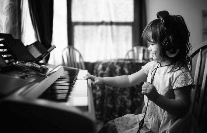 ragazza che suona il pianoforte