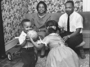 9 afbeeldingen van Martin Luther King Jr. Thuis bij de kinderen