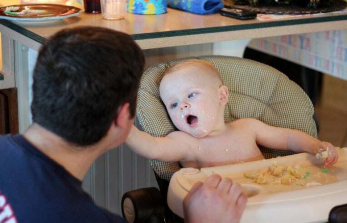 Papa füttert Baby