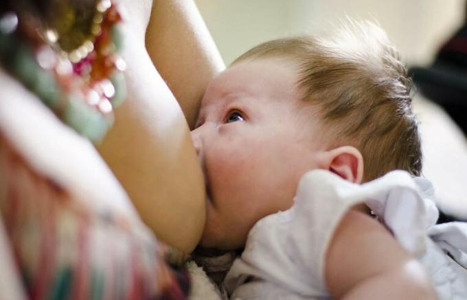 bambino-essere-allattato al seno