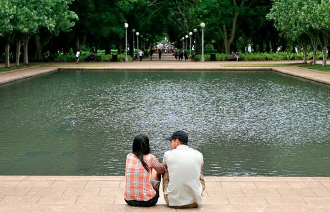 casal no parque perto do lago