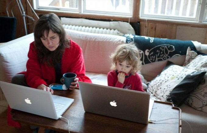 mor og datter bruger bærbare computere