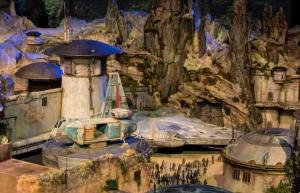 Disney objavljuje fotografije i video-zapis tematskih parkova „Ratovi zvezda“.