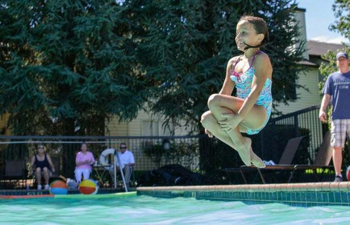 dievča skákajúce v bazéne