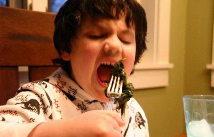 poiss, kes sööb spinatit