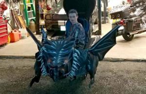 Татко трансформира инвалидната количка на сина си в дракон от "Игра на тронове"