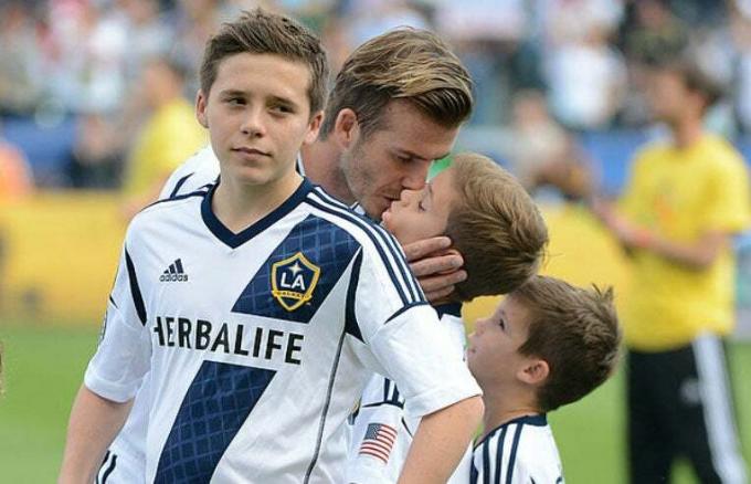 David Beckham embrasse son fils sur les lèvres