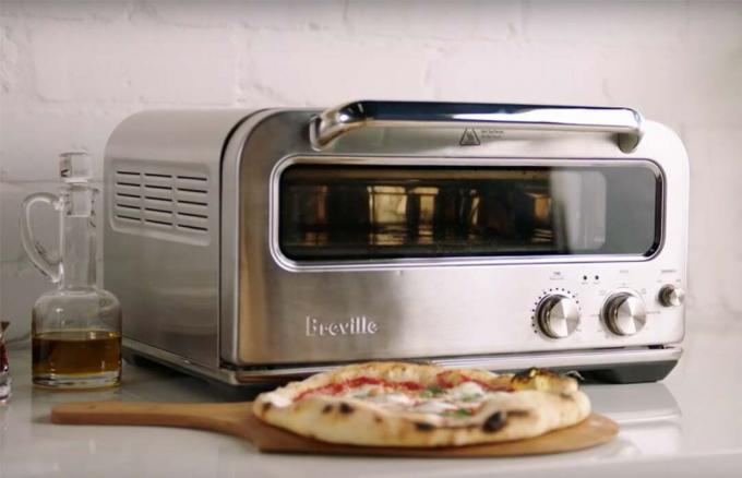 Le Pizzaiolo Breville est le fabricant de pizzas de comptoir à duplication de four en briques dont nous avons besoin