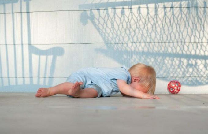 kisgyermek sír a verandán