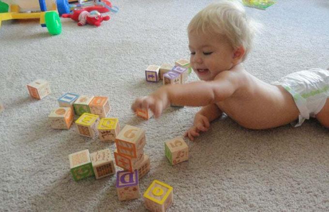 abecedné bloky -- detské hračky
