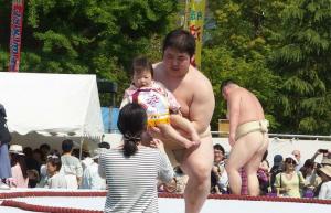 Japonská 400letá soutěž Naki Sumo je plačící soutěž pro miminka