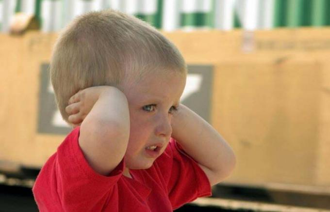 copil blocând urechile