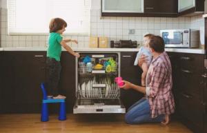 การพยายามซ่อมเครื่องล้างจานของฉัน สอนฉันถึงข้อจำกัดของการเป็นพ่อแม่