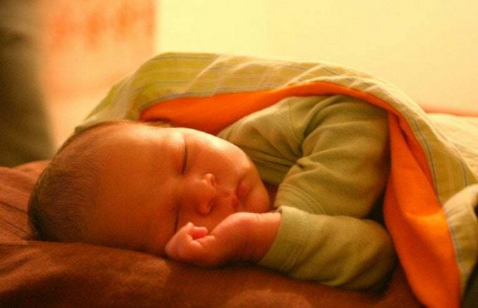 μωρό που κοιμάται τυλιγμένο σε κουβέρτα