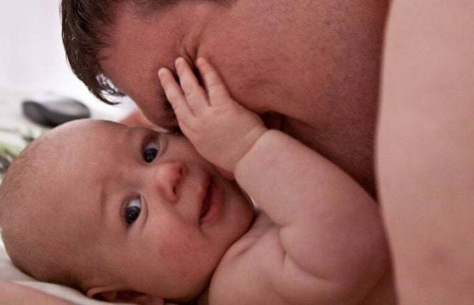 vader knuffelt baby
