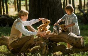 Saimons Kērtiss simts akru mežā filmā "Ardievu, Kristofer Robin"