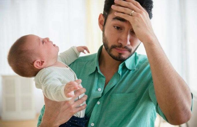 homem frustrado segurando bebê