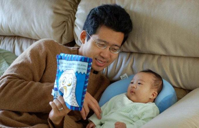 otac čita priču bebi