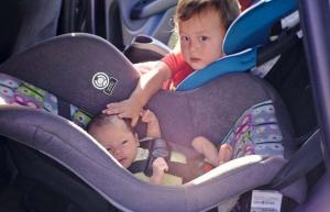 5 حيل لإدخال طفل صغير غير متعاون إلى مقعد السيارة