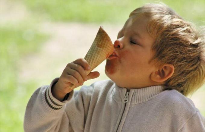 menino comendo sorvete de casquinha