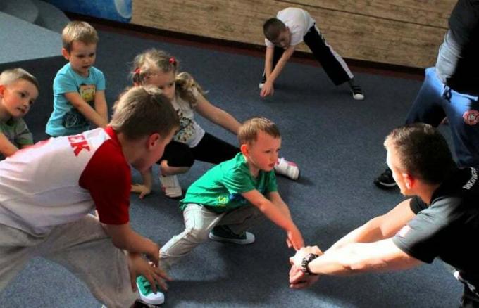 Ce qu'un expert en Krav Maga enseigne aux enfants sur les intimidateurs