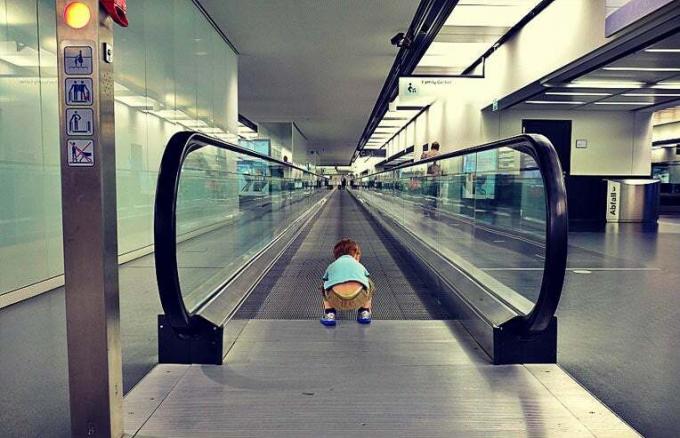 हवाई अड्डे में बच्चा