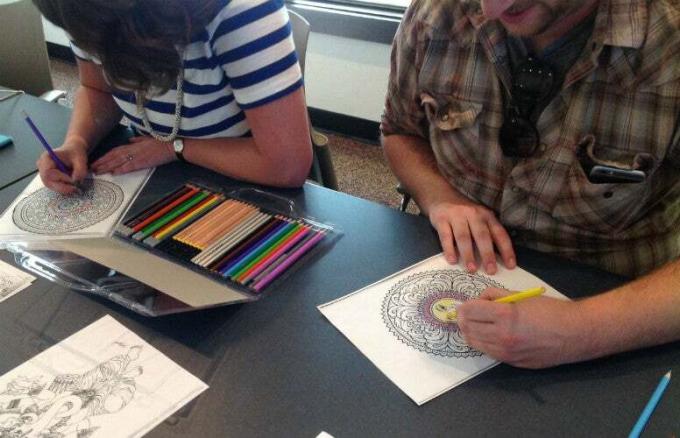 felnőtt-festőkönyv-színes-ceruzák
