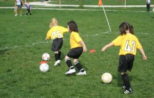 Как да преподавате основни футболни умения на малки деца с Коби Джоунс