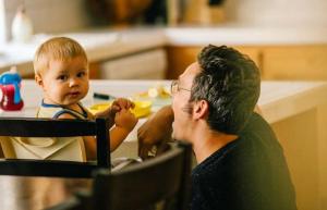 Zásady rodičovské dovolené nepomáhají mužům s péčí o děti